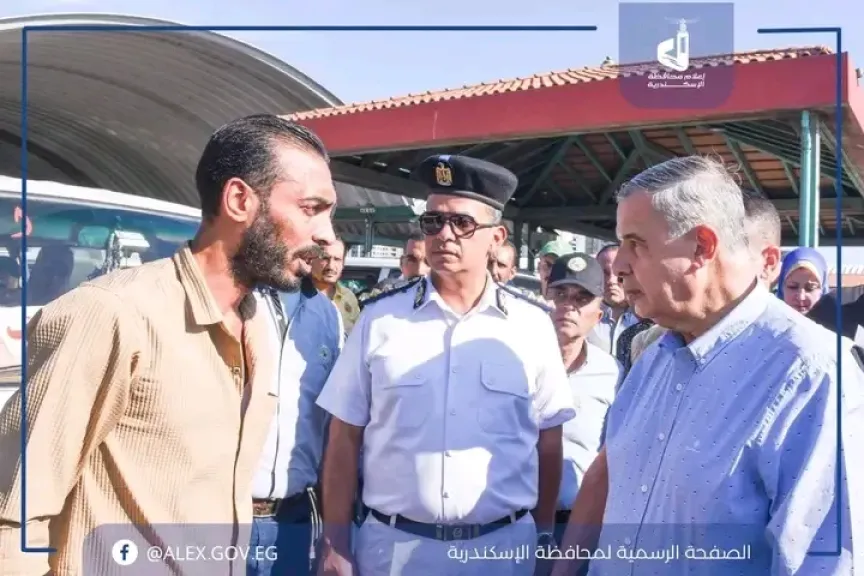 محافظ الإسكندرية يتفقد المواقف ميدانيًا ويوجه بتحرير محاضر ضد السائقين المخالفين
