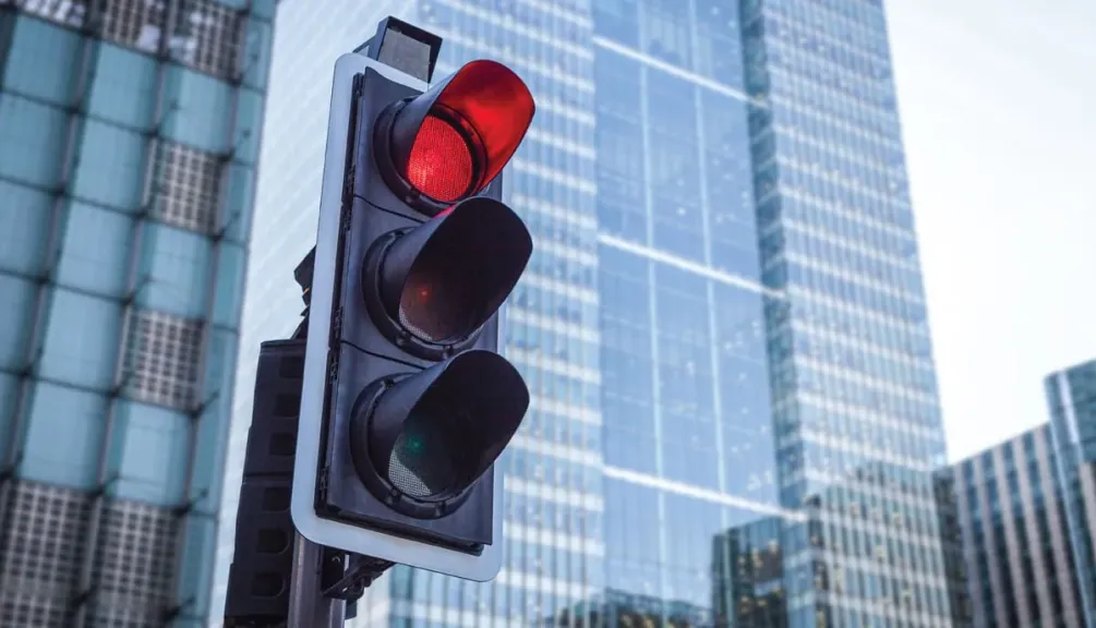 هل تملك مخالفات؟ اكتشفها فوراً مع دليل الاستعلام الإلكتروني عن مخالفات المرور 2025!