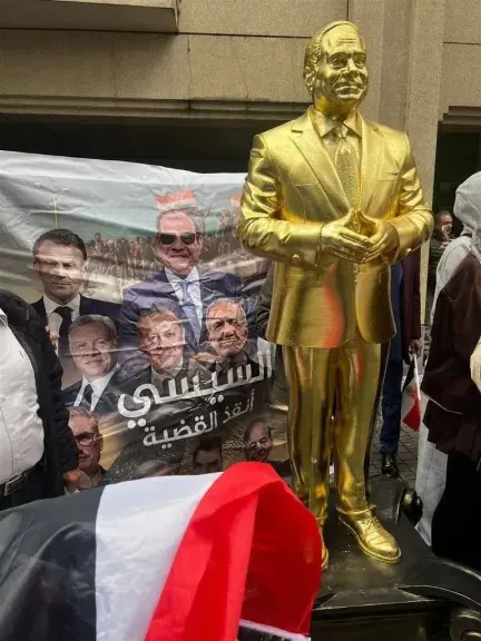 تمثال ذهبي وحشود مصرية في بروكسل.. استقبال أسطوري للرئيس السيسي في القمة المصرية الأوروبية الأولى