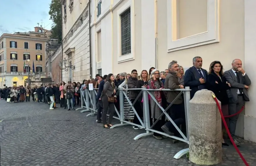 كنوز الفراعنة تجذب أهل روما في أيطاليا.. زحام غير مسبوق في قلب روما لمشاهدة سحر الحضارة المصرية