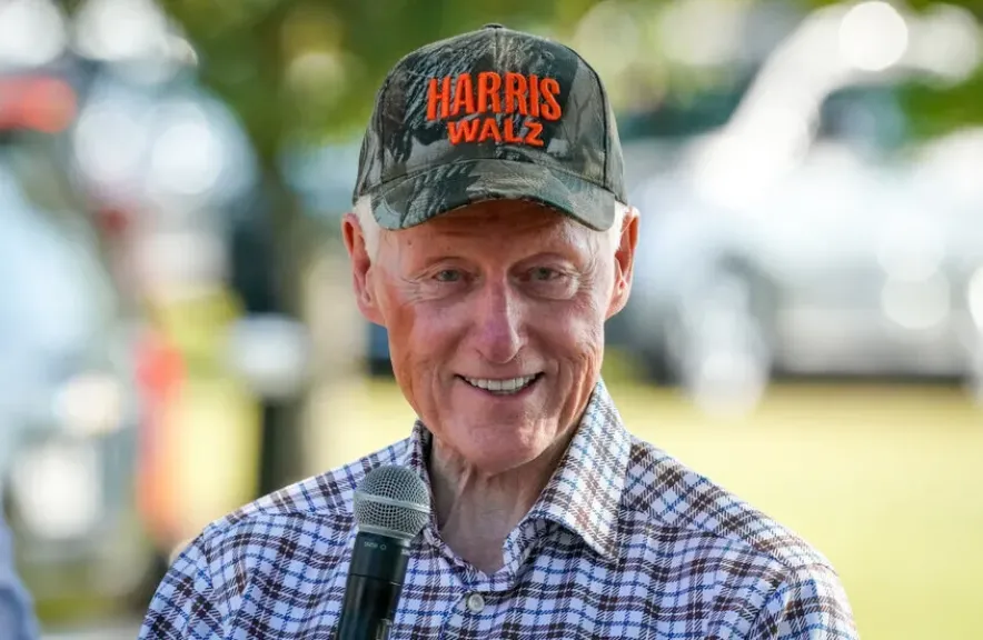 تدهور صحة بيل كلينتون يثير القلق في ظهور علني جديد بنيويورك.. ارتعاش اليدين وبطء الكلام