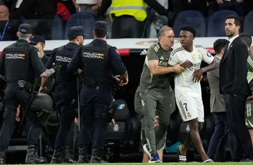 مشادة نارية بعد الكلاسيكو.. فينيسيوس يحاول الاعتداء على لامين جمال واشتباك لفظي بين لاعبي ريال مدريد وبرشلونة