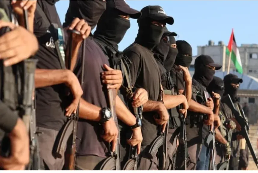 إسرائيل تروج لعدم تخلي حماس عن سلاحها.. ومخاوف من إفشال اتفاق شرم الشيخ