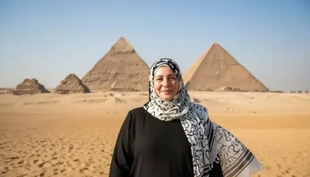 عبلة كامل تظهر أمام الأهرامات.. صورة تثير الجدل قبل افتتاح المتحف المصري الكبير
