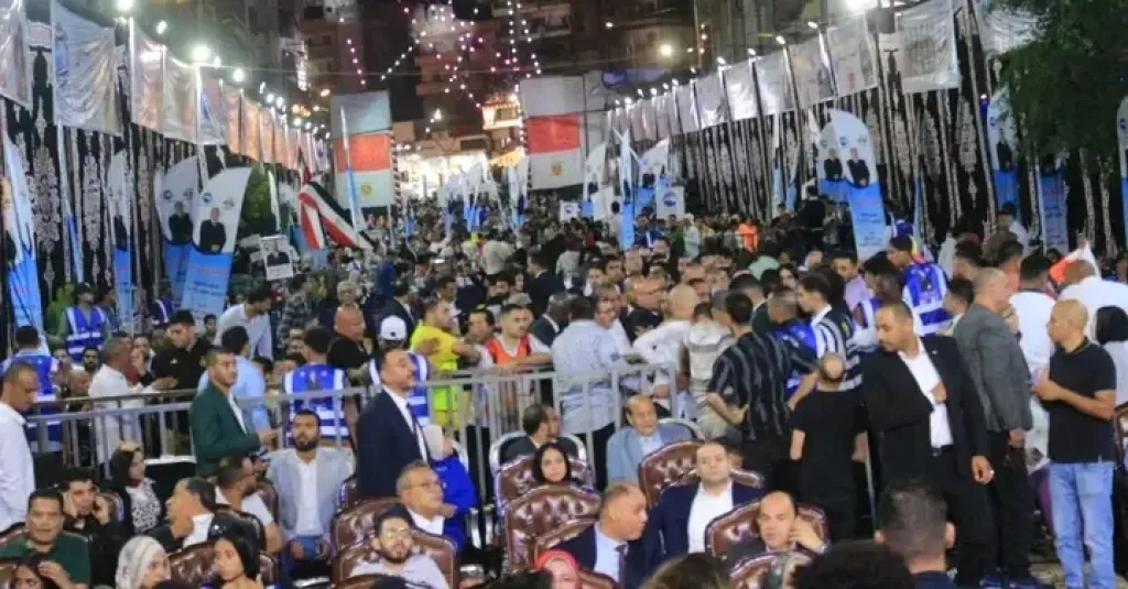 آلاف يحتشدون في أرض المعسل بالإسكندرية لدعم محمد مصيلحي وسط الزغاريد والهتافات: ”بنحبك يا مصيلحي”