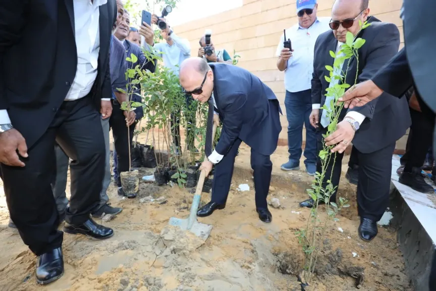 محافظ كفر الشيخ يزرع الأشجار المثمرة تخليدًا لذكرى شهداء معركة البرلس البحرية المجيدة