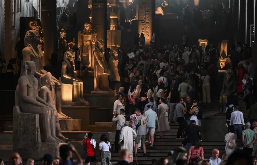 شاهد بالصور :إقبال قياسي يفوق التوقعات على المتحف المصري الكبير في أول أيام فتحه للجمهور