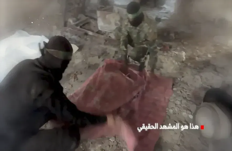 كتائب القسام تبث مشاهد تكشف حقيقة فيديو إسرائيل حول استخراج جثث الأسرى في غزة