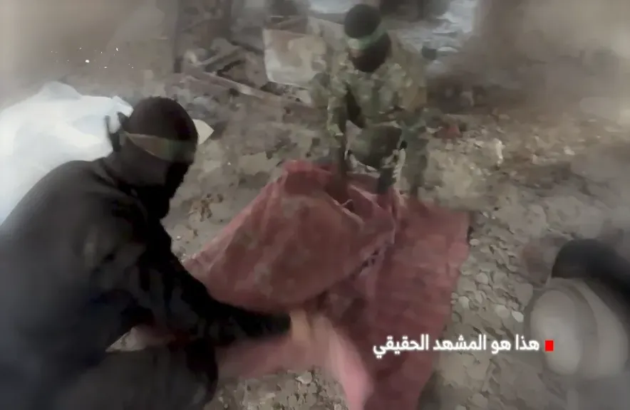 كتائب القسام تبث مشاهد تكشف حقيقة فيديو إسرائيل حول استخراج جثث الأسرى في غزة