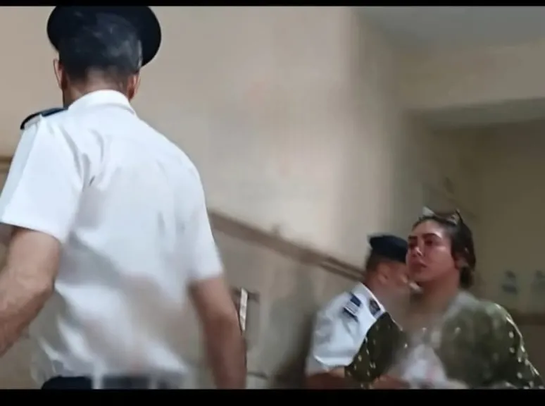 شاهد لحظة ترحيل  هدير عبد الرازق إلى سجن النساء لتنفيذ حكم حبسها لمدة عام