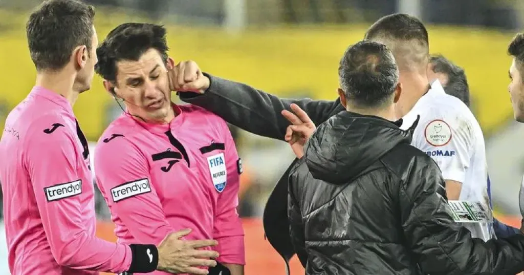 إعلان طاقم التحكيم الدولي لمباراة السوبر المصري - طاقم حكام أجنبي يدير نهائي السوبر المصري بين الأهلي والزمالك