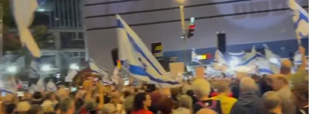 شوارع تل أبيب تشتعل من جديد.. آلاف المتظاهرين يعودون إلى مفترق كابلان ويائير غولان: ”هذه الحكومة هي التهديد الوجودي الأخطر على إسرائيل”