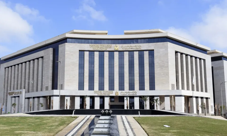 سقوط شبكة فساد كبرى في وزارة الإسكان بالقاهرة.. مسؤولة رفيعة وراء تسهيل مناقصات بملايين الجنيهات