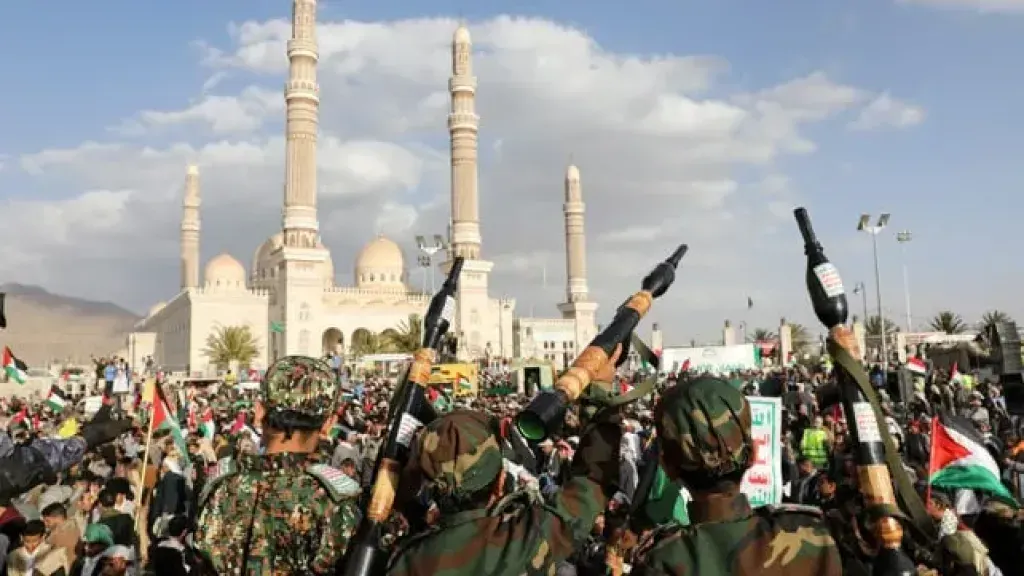 الحوثيون يعلّقون هجماتهم على إسرائيل والسفن في البحر الأحمر بشرط استمرار وقف إطلاق النار في غزة