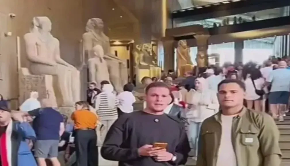 فيديو شاب يقرأ القرآن في المتحف المصري الكبير يشعل مواقع التواصل.. بين الإعجاب والغضب!