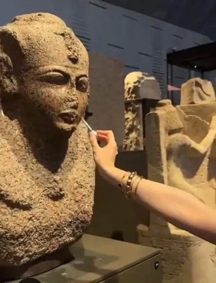 عبث بالفن والتاريخ: الأمن يحقق بعد تداول فيديو لفتيات يعبثن بآثار المتحف الكبير