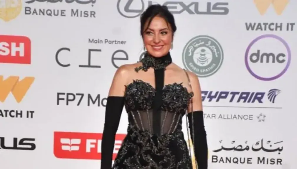 نجوم الفن يتألقون في افتتاح مهرجان القاهرة السينمائي الدولي بدورته الـ46.. إطلالة نرمين الفقي تخطف الأضواء والفيلم البرازيلي ”المسار الأزرق” يفتتح الفعاليات