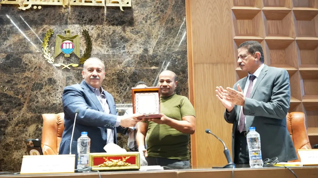محافظ أسيوط يكرّم مدير وحدة الإنقاذ السريع تقديرًا لجهوده في تطوير منظومة النظافة والخدمات