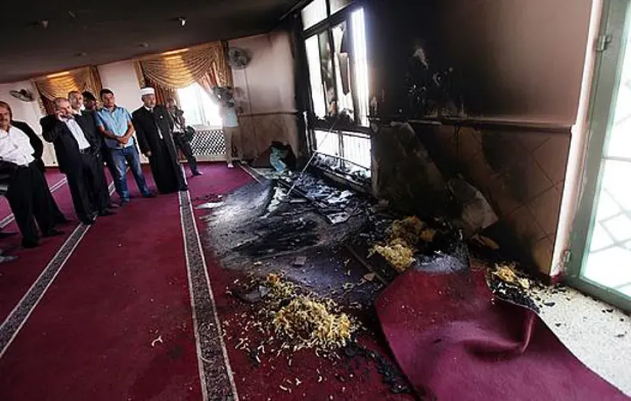 بعد تزايد هجمات المستوطنين… إحراق مسجد في الضفة يثير قلق الأمم المتحدة وتراخي سلطات الاحتلال في حماية الفلسطينيين