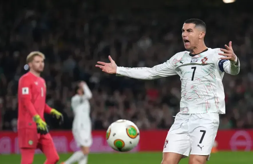 رونالدو يُطرد في مباراة البرتغال وإيرلندا بعد تدخل عنيف بدون كرة.. موقف المنتخب البرتغالي يزداد تعقيدًا في تصفيات كأس العالم 2026