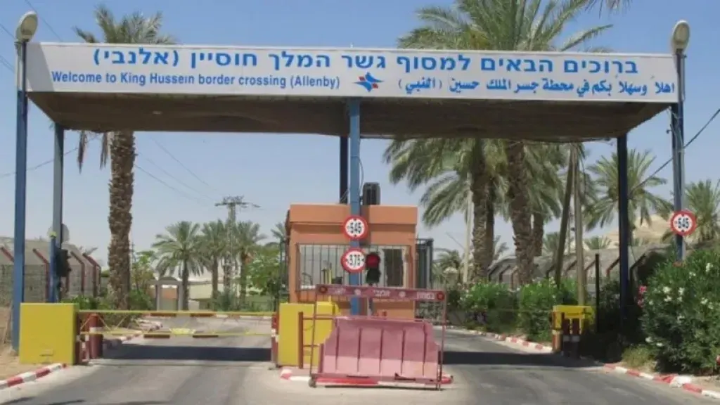 خنق اقتصادي ممنهج.. إغلاق معبر الكرامة يشل الصناعة الفلسطينية ويهدد بكارثة إنسانية