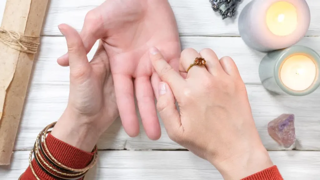 تعرف علي اسرار كفك :  رحلة غامضة في خطوط اليد ودلالات الخطوط بيد الانسان - تفاصيل