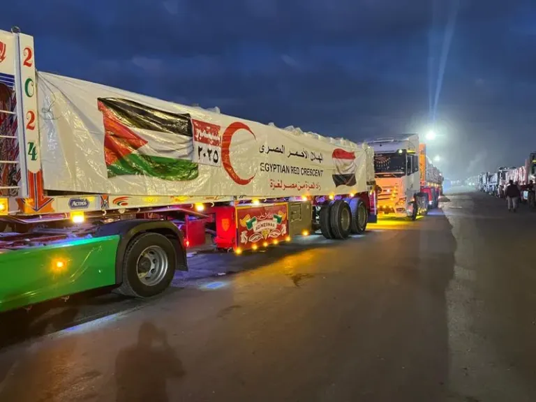 قافلة ”زاد العزة” الـ73 تعبر إلى غزة… شريان جديد يمدّ الفلسطينيين بالحياة