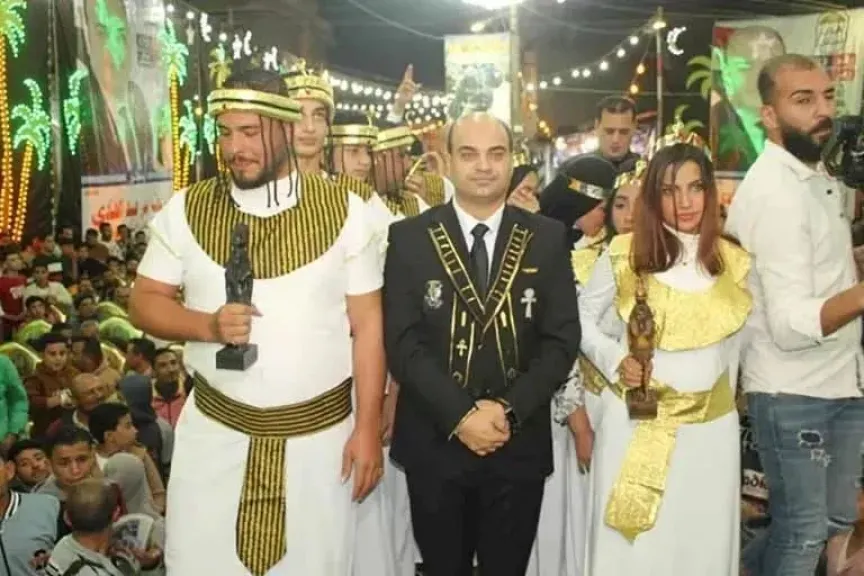 مرشح بالدقهلية يظهر بالزي الفرعوني في مؤتمر انتخابي ويؤكد: «لا أبحث عن الشو..