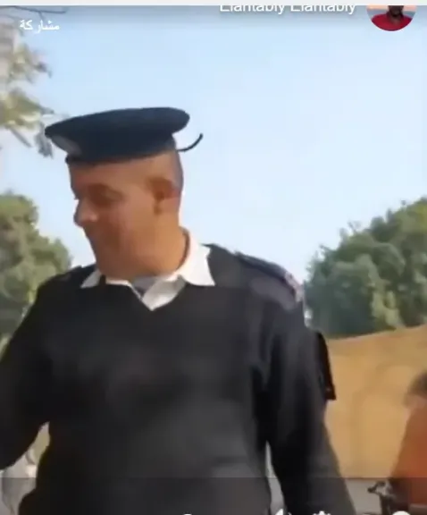 شاهد .. سائح يعرض 100 دولار لشراء بنطال شرطي مصري في منطقة الأهرامات