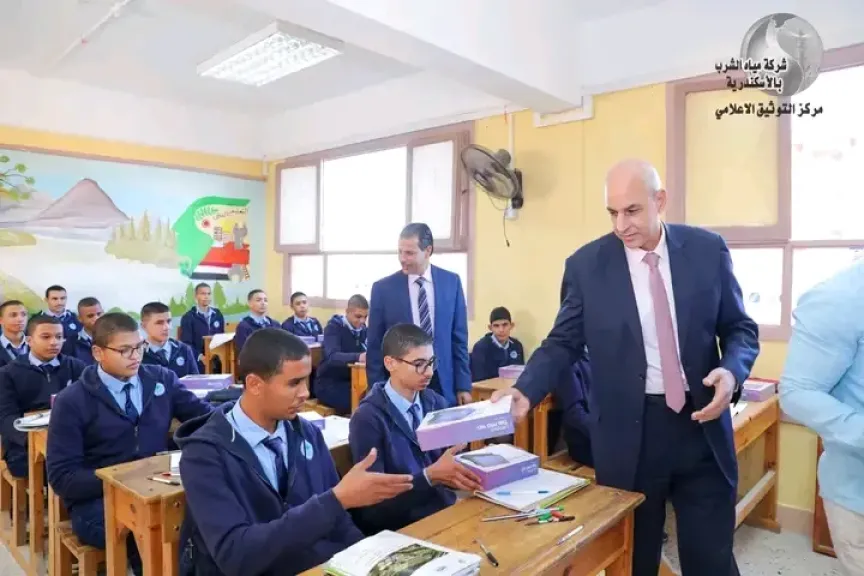 رئيس مياه الإسكندرية يتفقد المدرسة الفنية ويشيد بإنجازات الطلاب وابتكاراتهم في مجال المياه