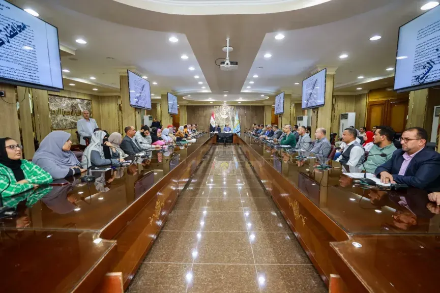 محافظ كفرالشيخ يقود اجتماعًا موسعًا لمتابعة تراخيص البناء والتصالح والتنمية العمرانية.. تسهيلات جديدة للمواطنين وتشديد على إزالة التعديات