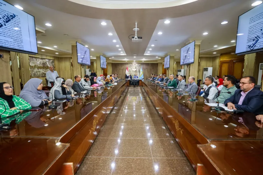 محافظ كفرالشيخ يقود اجتماعًا موسعًا لمتابعة تراخيص البناء والتصالح والتنمية العمرانية.. تسهيلات جديدة للمواطنين وتشديد على إزالة التعديات