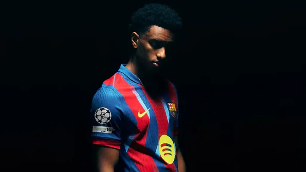 برشلونة يحتفل بذكرى ”كلاسيكو الأسطورة”.. قميص رابع بتصميم مفكك يخلّد ثلاثية إيتو ورونالدينيو في برنابيو بعد 20 عامًا