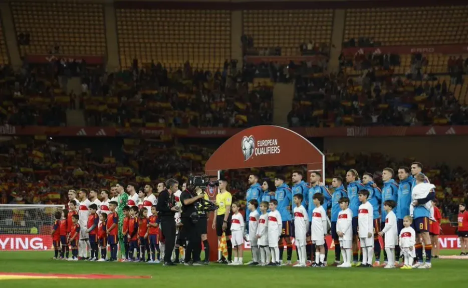 أغرب حوادث السرقة في ملاعب كرة القدم.. ساعة بـ200 ألف يورو وخاتمان نادريان يختفيان من غرفة ملابس منتخب تركيا!