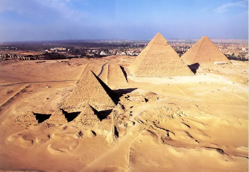 مصر تتحرك لاستعادة عرش السياحة العالمية: مدينة إعلام عملاقة تفتح أبوابها بجوار الأهرامات