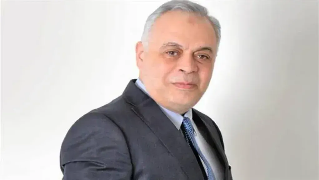 أشرف زكي يتراجع رسميًا عن استقالته ويواصل قيادة نقابة المهن التمثيلية