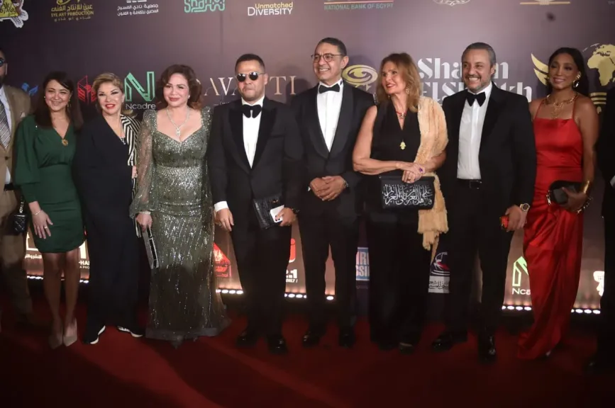 يسرا وإلهام شاهين وهالة سرحان يخطفن الأنظار على السجادة الحمراء بافتتاح مهرجان شرم الشيخ الدولي للمسرح الشبابي