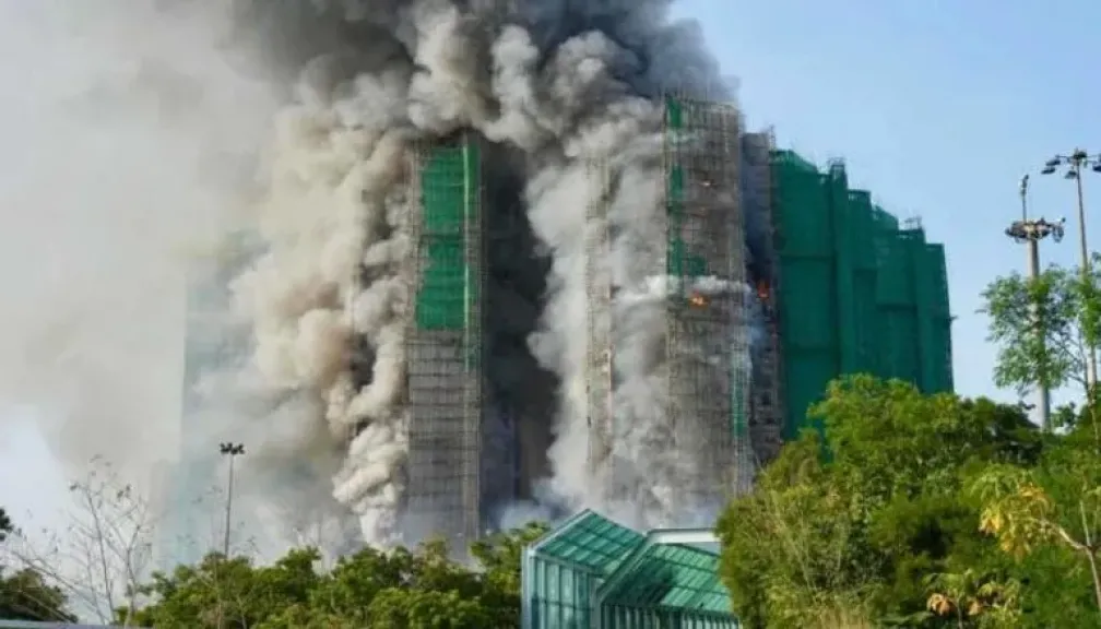 ارتفاع حصيلة ضحايا الحريق الأسوأ في هونغ كونغ منذ عقود إلى 55 قتيلًا.. والشرطة تعتقل مشتبه بهم