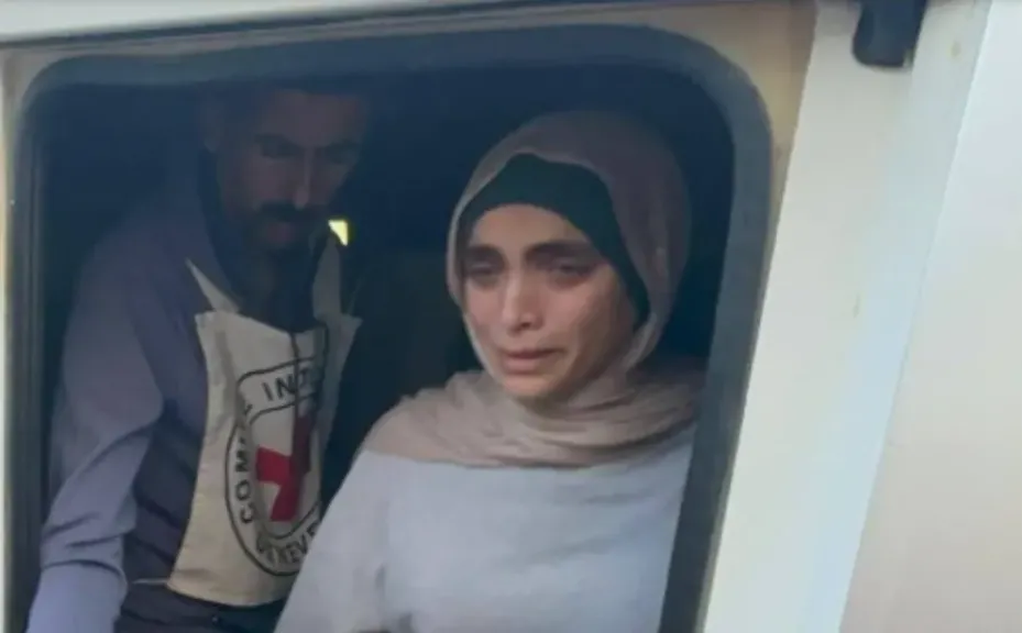 وصول دفعة جديدة من الأسرى المحرَّرين إلى غزة بعد صفقة التبادل… وإسعاف عاجل لتسنيم الهمص