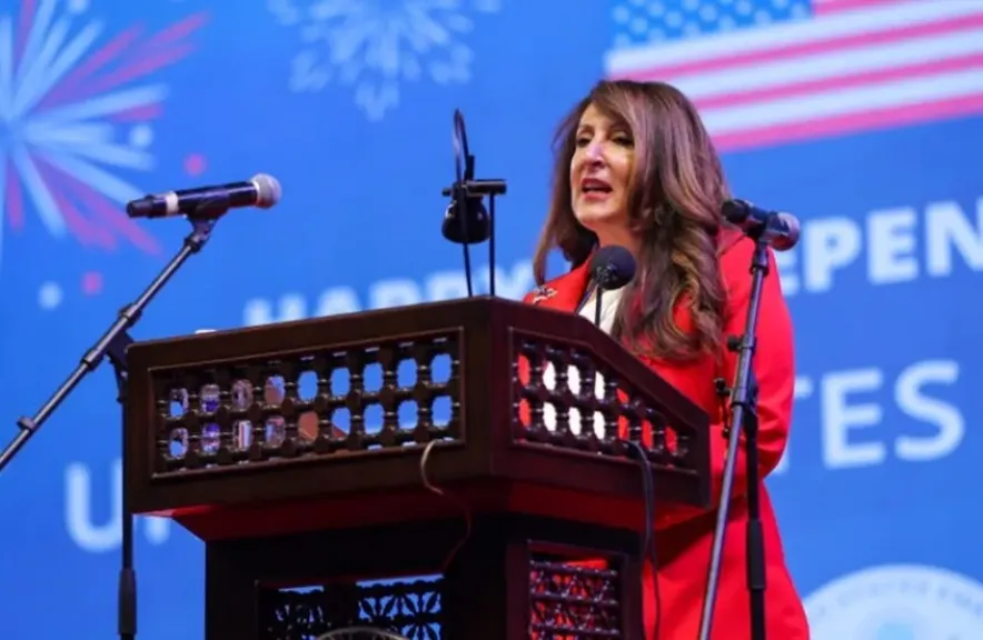 السفيرة الأمريكية بالقاهرة: ”أحبكم كما يحب الدجاج الديك!”.. رسالة مفاجِئة للمصريين في احتفال غير تقليدي بعيد الشكر