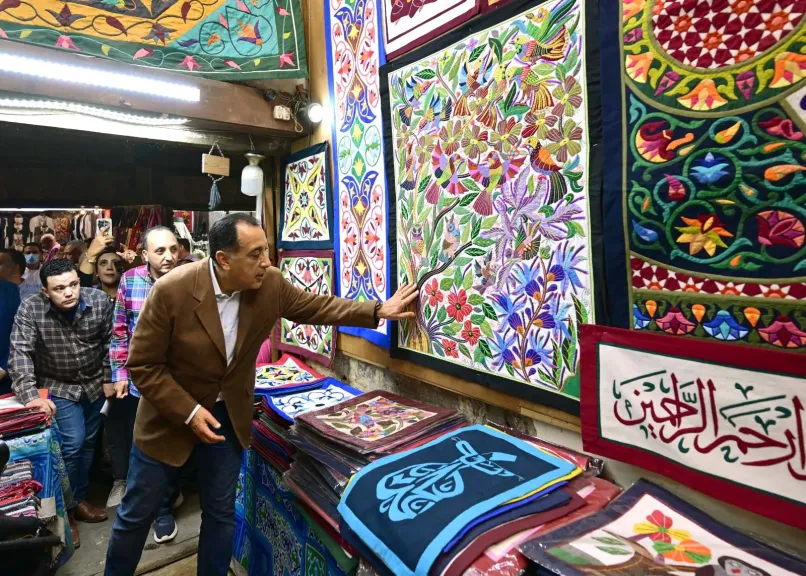 رئيس الوزراء يتفقد حارة الروم وباب زويلة ويتجول في ”الخيامية” ضمن خطة إحياء التراث