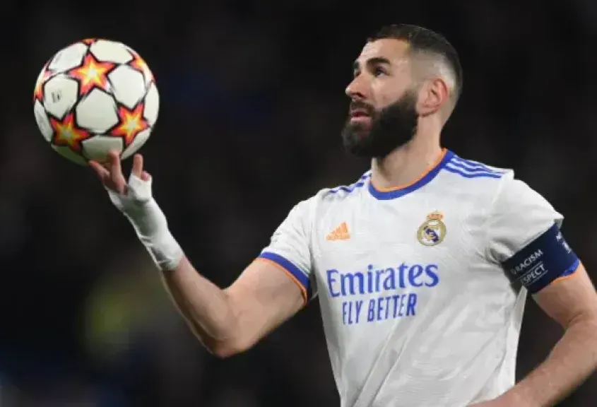 مستقبل كريم بنزيما يشتعل من جديد.. سيناريوهات معقدة بين الاتحاد وليون وعودة ريال مدريد المستحيلة