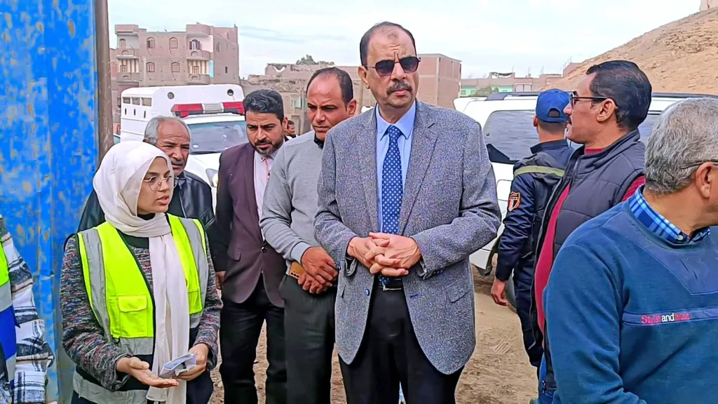 محافظ سوهاج يوجه بسرعة تشغيل محطة صرف صحي «بناويط» قبل 30 مارس… جولة مفاجئة تكشف تغيب أطباء وتكدس أثاث داخل المخازن