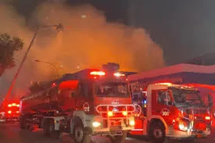 حريق هائل يلتهم ”مول رأفت صيام” بسوق التجار في المنصورة.. والحماية المدنية تدفع بـ10 سيارات إطفاء لمحاصرة النيران