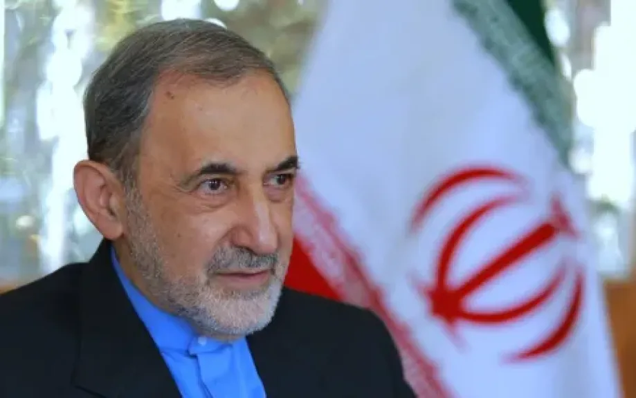 خلاف إماراتي–إيراني يعود للواجهة… مستشار المرشد الأعلى يصعّد ضد بيان مجلس التعاون الخليجي ويهاجم أبوظبي بلهجة غير مسبوقة