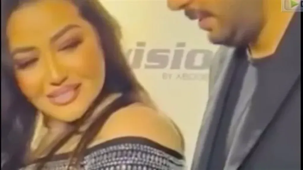فيديو يهزّ الإنترنت.. ماذا حدث لرحمة محسن على المسرح؟