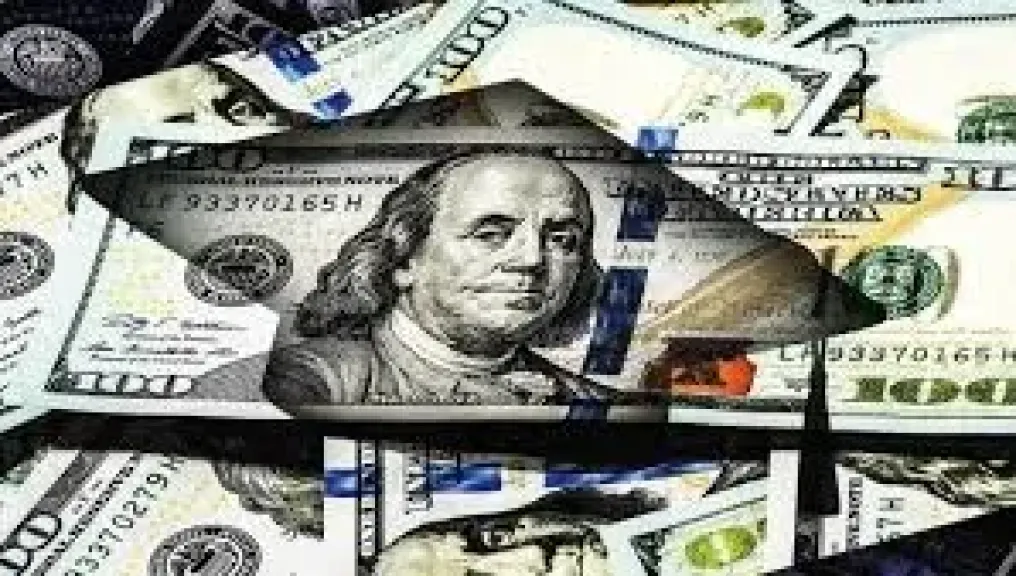 يوم جديد في صراع العملة… سعر الدولار يتحرك تحت أعين الأسواق