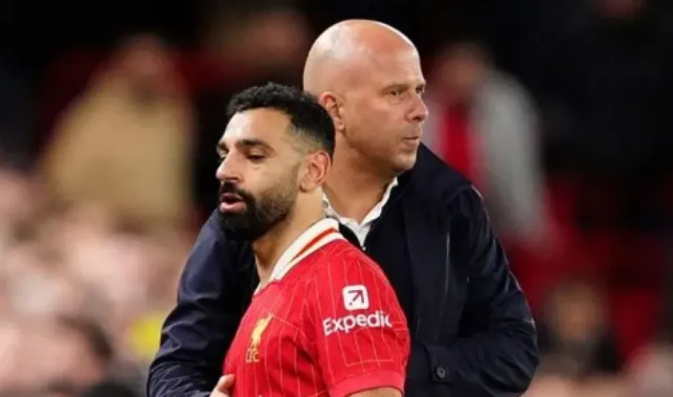 ليفربول يحسم موقفه من أزمة محمد صلاح وسلوت.. دعم كامل للمدرب وتشكيك في سفرمحمد صلاح
