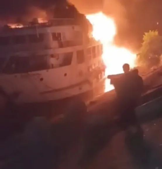 حريق مركب سياحي بالغردقة.. كارثة ليلية تُفزع السائحين وتعيد ملف أمان المراسي للواجهة