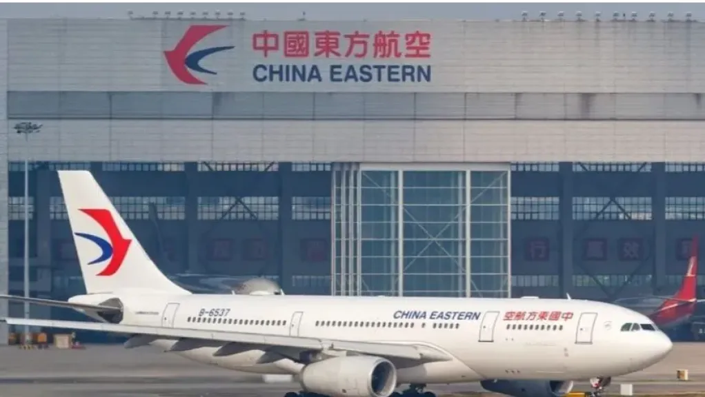 فضيحة تهز قطاع الطيران.. تسمم جماعي لركاب رحلة ”تشاينا إيسترن” من شنغهاي إلى موسكو بسبب وجبة على متن الطائرة